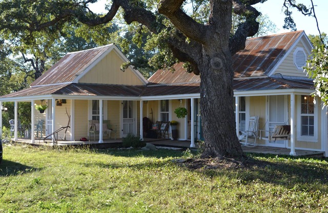 Charming 2-bedroom cottage on the River with 5 acres
