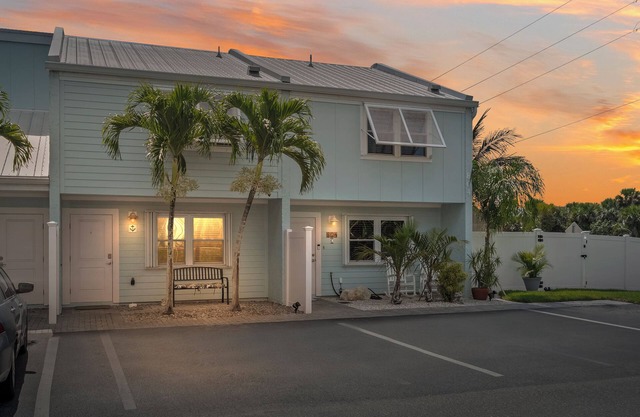 Charming 2-bedroom, 2.5 bath townhome in enjoyable North Hutchinson Island!