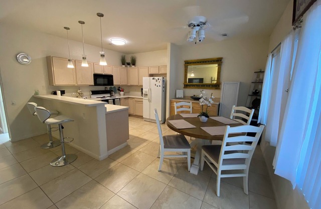 Charming 2-bedroom townhome in Green Valley w/ WiFi, Grill, Patio, Near trails