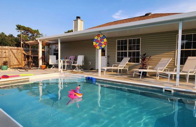 Charming 2-bedroom home with Pool, 15 mins to Pensacola Beach
