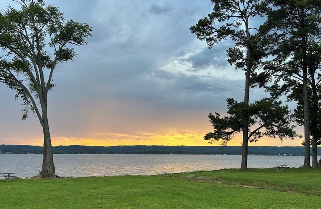 Charming 2-bedroom cottage with WiFi, AC in adorable Guntersville