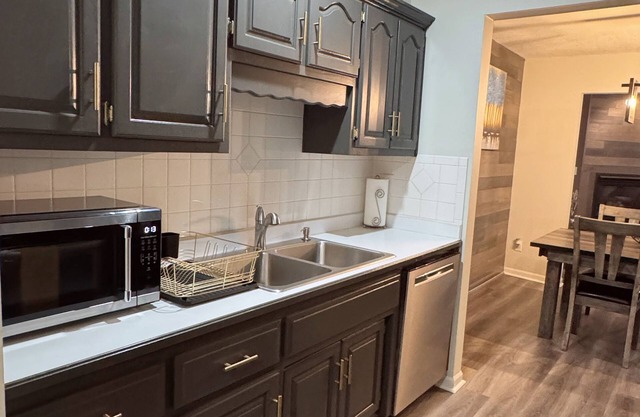 Charming 2-bedroom apartment in fabulous Lee's Summit Downtown