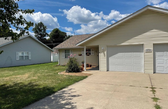 Charming 2-bedroom townhome with large driveway, w/ WiFi in adorable Murphysboro