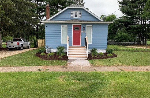 Charming 2-bedroom house in delightful New Buffalo with hot tub