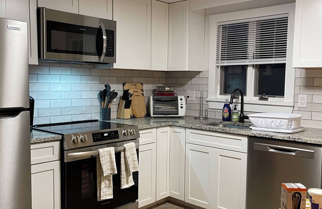 Charming 2-bedroom cottage with AC and WiFi in welcoming New Hartford