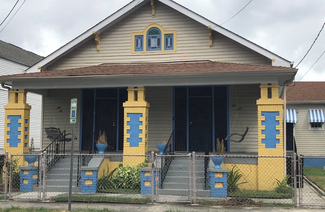 Charming 2-bedroom house with AC, and Wi-Fi in vibrant Algiers Point.