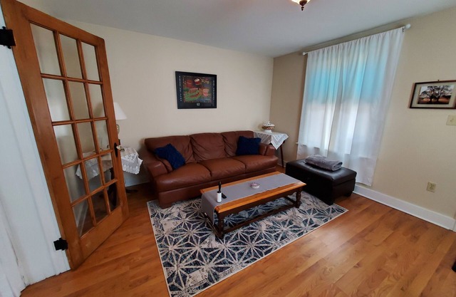Charming 2-bedroom apartment in quiet New Orleans neighborhood