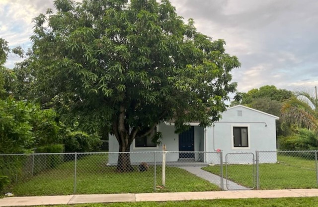 Charming 2-bedroom house in delightful North Miami with WiFi, fitness room