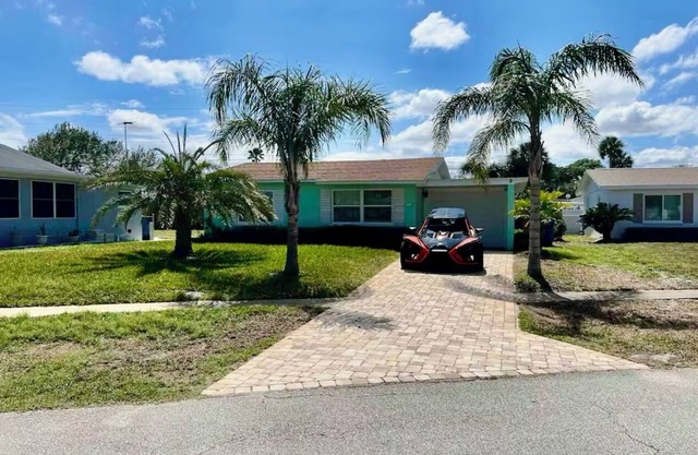 Charming 2-bedroom house in welcoming Ormond Beach with wifi, AC, and more.