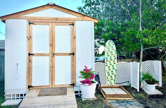 Charming 2-bedroom Beach Cottage Steps from the Sand!