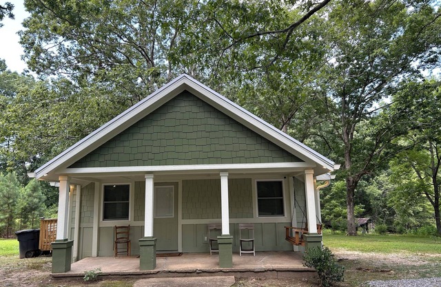 Charming 2-bedroom mountaintop cabin with AC, WiFi in tranquil Rising Fawn