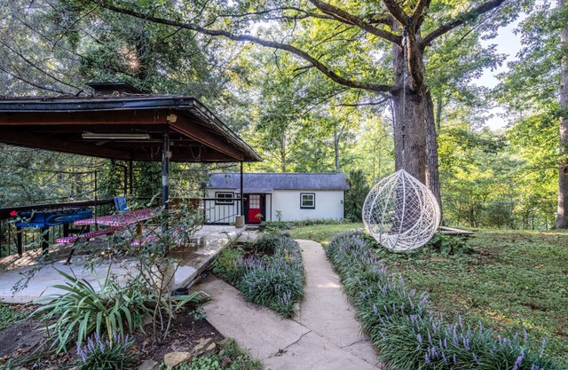 Charming 2-bedroom cottage in marvelous Sevierville with WiFi, AC