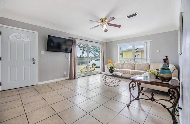 Charming 2-bedroom townhome in St. Petersburg w/Dock and Free Kayaks