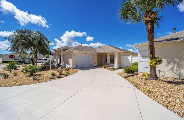 Charming 2-bedroom villa in The Villages with WiFi, AC, and golf cart!