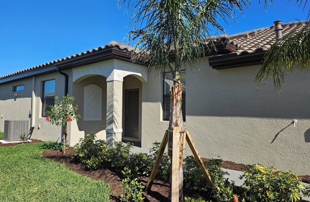 2-bedroom villa -beautiful Lorraine Lakes, Bradenton, AC, pool, fitness rm, wifi