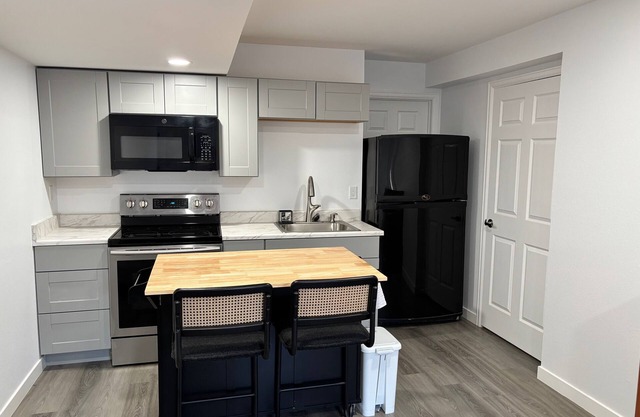 Charming 2-bedroom with WiFi and AC in Aurora