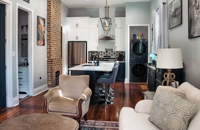 Charming 2-BR, 2-bath cottage w/ AC, Heat, WiFi and 5 min from French Quarter.