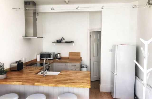 Charmant appartement de 2 pièces à côté de la gare, à proximité de la ville et du front de mer