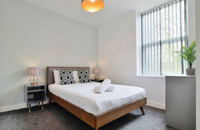 Charming 2-BR Flat near Salford Royal with Parking