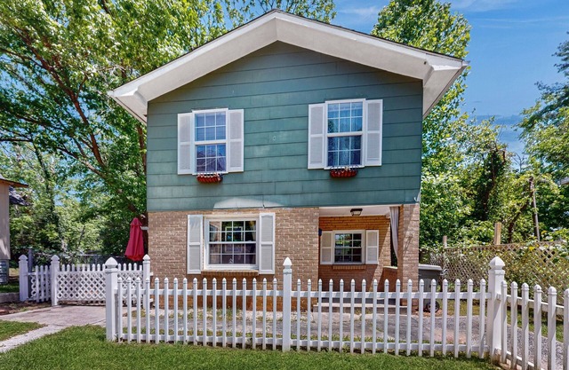 Charming 2 BR house near downtown Hendersonville w/ washer/dryer