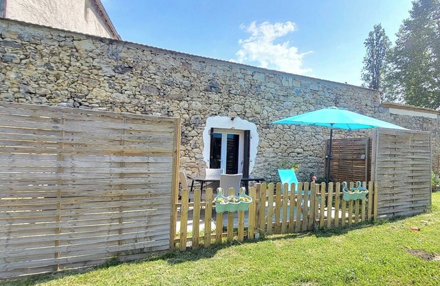 Charming 2-person studio. Access to swimming pool, pets allowed under certain conditions.