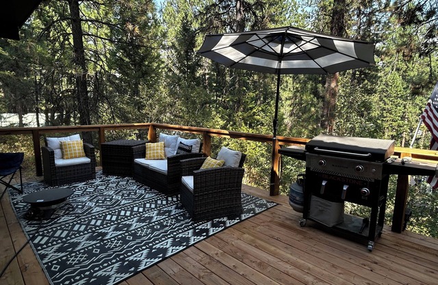Charming 2B/1B cabin in Garden Valley, located near hot springs & sledding.