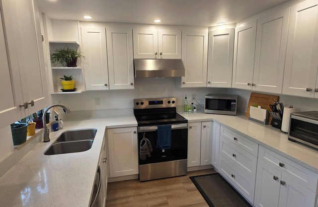 Charming 2bedroom townhome in awesome Seattle with AC, WiFi, next to lincon park