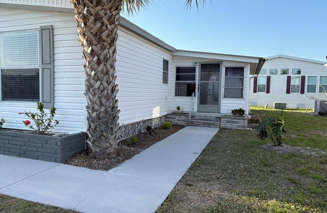 Charming 2BR 2BA mobile home in senior resort park with 3 pools.