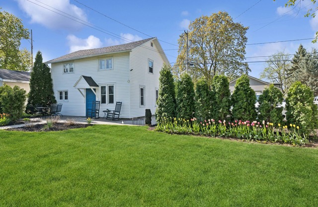 Charming 2BR Coach House in Maple Park – Walk to Downtown & Lake