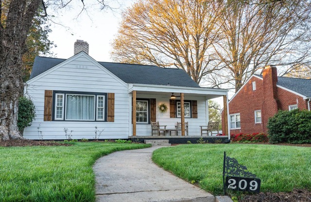 Charming 2BR Guest House in Historic High Point – Walk to HPU, Museums & Dining!