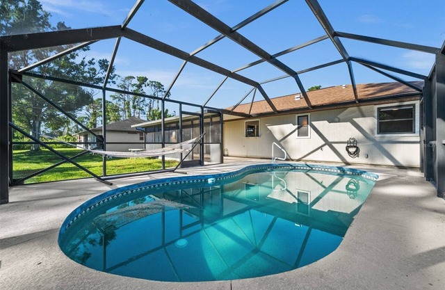 Charming 2BR house + Private Pool - heated pool from November to March