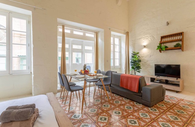 Duplex Singulier et Charmant au Cœur Vibrant de la Vallette - Véritable Perle