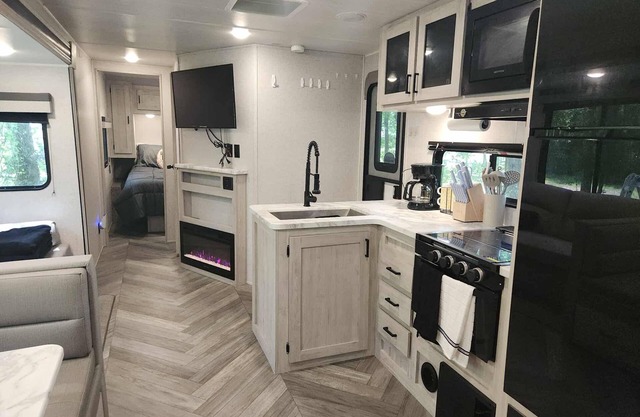 Charming 2BR RV w/ AC, Near Lakes & Parks — Perfect for Families