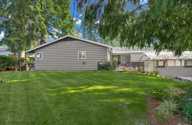 Charming 2BR Retreat, Lush Yardn