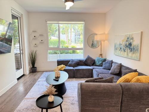 Charming 2BR Retreat Pool Gym 10min to Disneyland