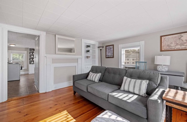 Charming 2nd Flr Large 1 Bed -Short to Midterm