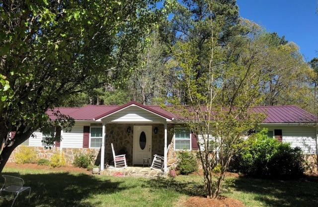 Charming 3-BDRM cottage w/ WiFi, AC in peaceful Staley, NC. Greensboro/Asheboro