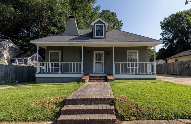 Charming 3 BDRM Unit with ~ Free Parking ~ Wifi