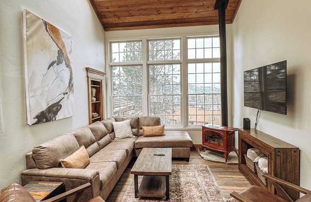 Charming 3-bedroom unit, steps from ski in/ski out access - Dog Friendly!