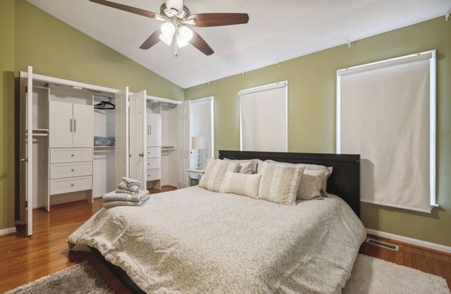 Charming 3-bed, 2.5 baths townhome in Germantown with WiFi, AC, 2 parking.