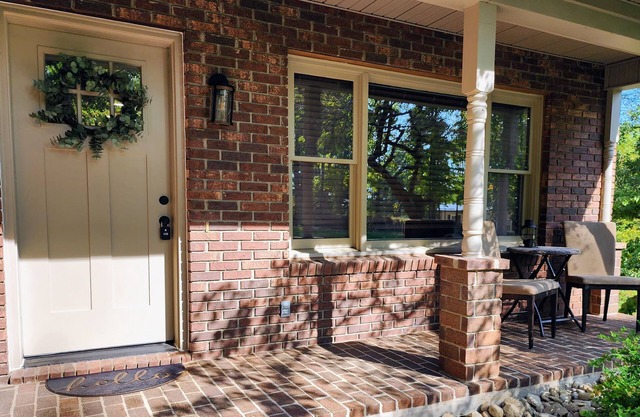 Newly Renovated! Charming 3 bedroom with game room, hot tub hocking foothills