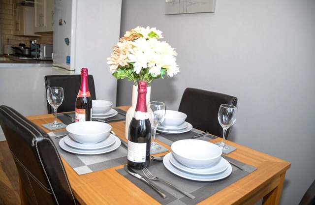 Charming 3-Bed Home in Midlands, Ideal for Contractors, Families, and Friends!"