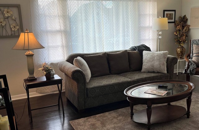Charming 3 bed. home w/ AC, WiFi Close to Hospitals, Rose & ISU. Pet friendly