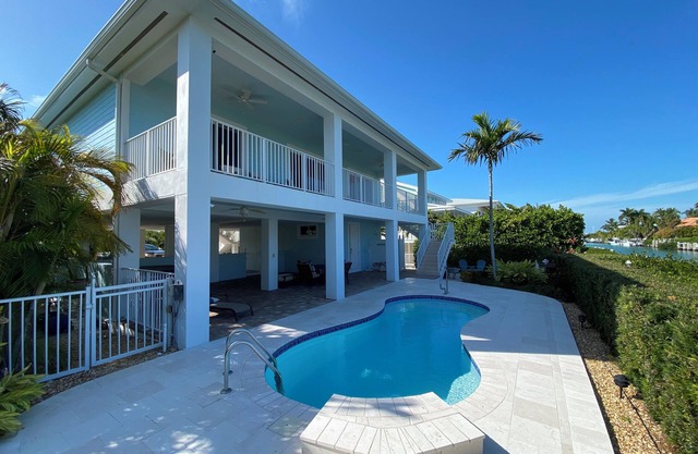 Charming 3-bedroom house with pool and boat dock in Key Colony Beach