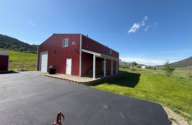 Charming 3-bedroom barn with AC, WiFi in delightful Lava Hot Springs