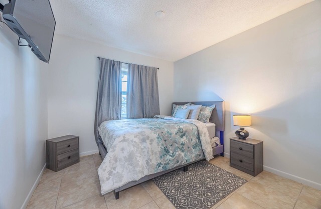 Charming 3-bedroom house with WiFi and AC in Royal Palm Beach