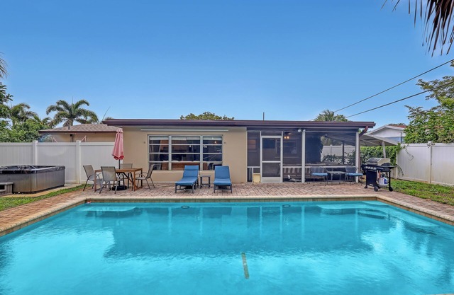 Charming 3-bedroom poolhome with hot-tub close to PBI & Downtown West Palm Beach
