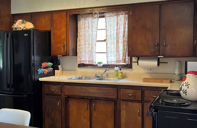 Charming 3-bedroom with space for 8 in beautiful Cuyahoga Falls