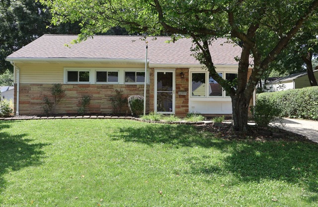 Charming 3-bedroom house with WiFi and AC in beautiful Cuyahoga Falls