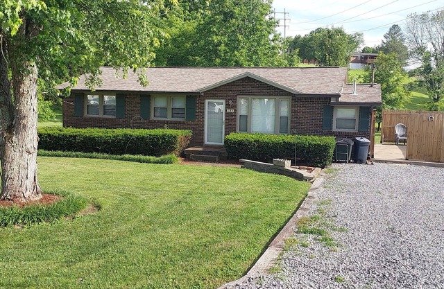 Charming 3-bedroom house with private patio, 20min to dwntn Nashville/ Airport